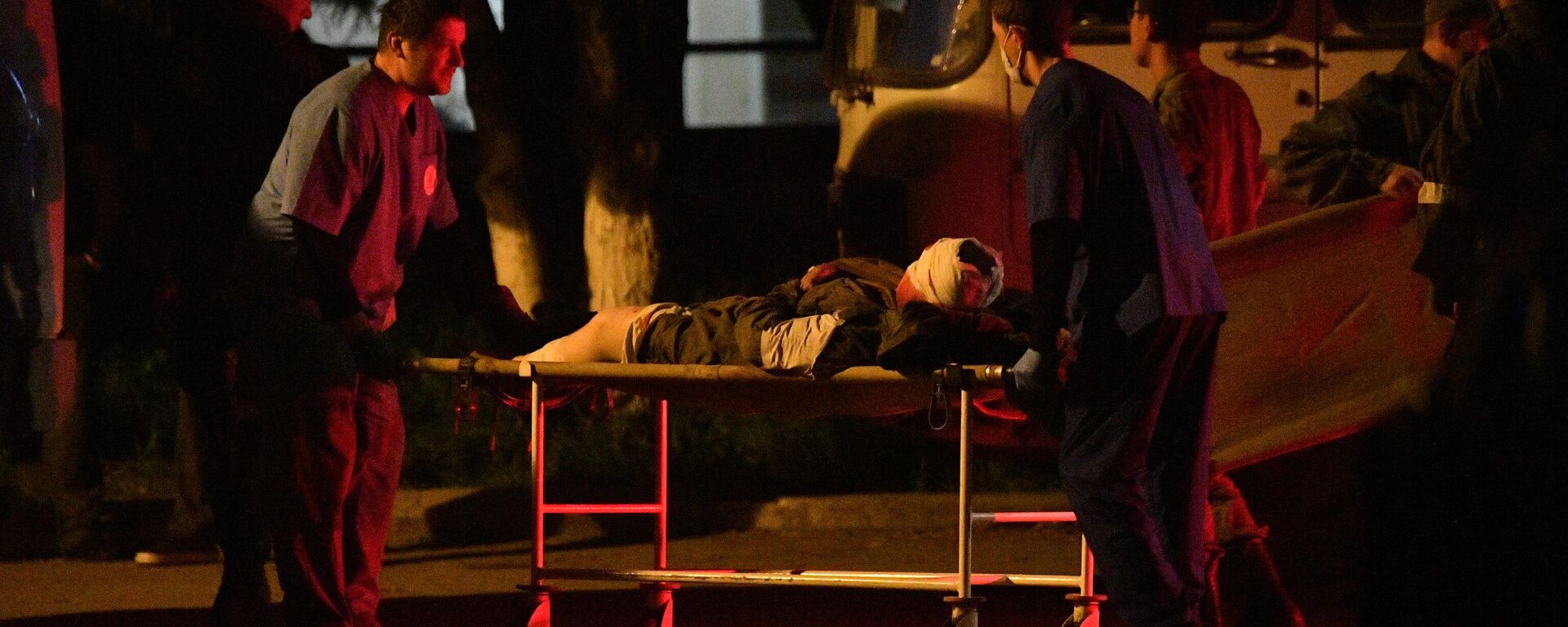 Un total de 265 combatientes de las FFAA ucranianas y del regimiento neonazi Azov que se encontraban atrincherados en la planta Azovstal de Mariúpol se entregaron a las tropas rusas, 51 de ellos heridos de gravedad - Sputnik Mundo, 1920, 17.05.2022