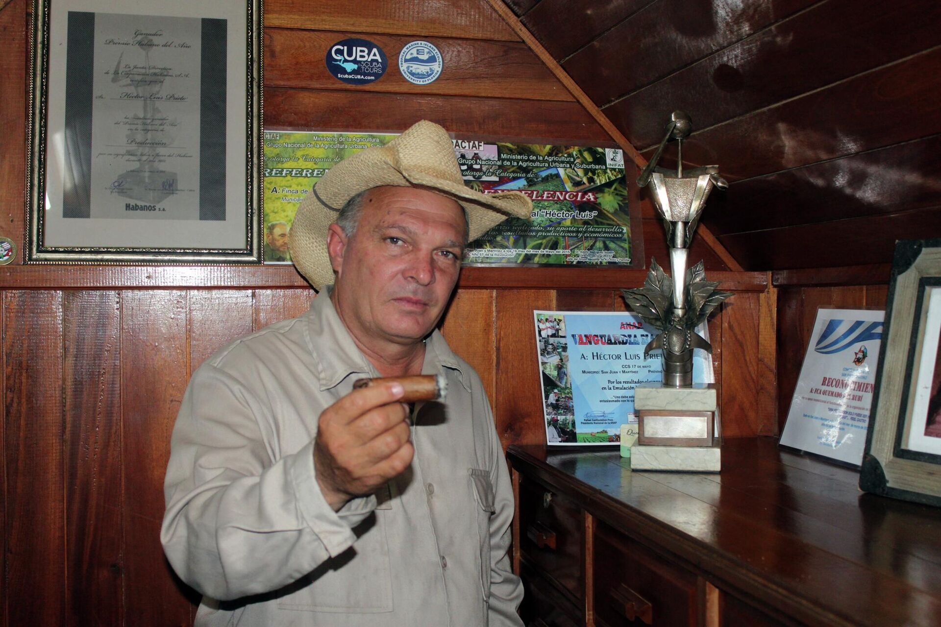 Héctor Luis Prieto, productor de tabaco cubano, junto a su premio como Hombre-Habano de Cuba  - Sputnik Mundo, 1920, 17.05.2022