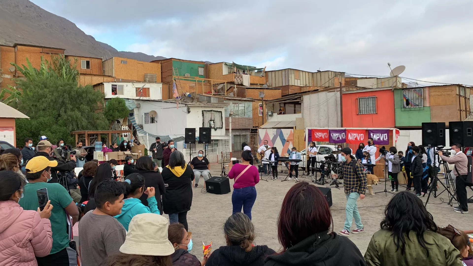 Convencionales chilenos se reúnen con población migrante en Antofagasta