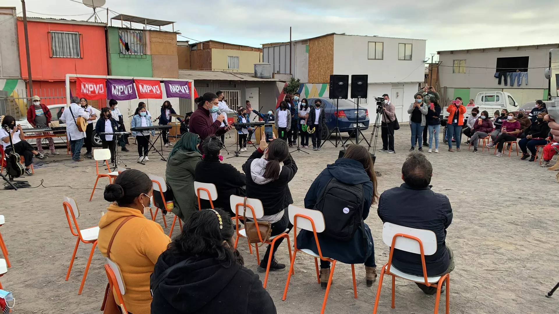 Convencionales chilenos se reúnen con población migrante en Antofagasta
