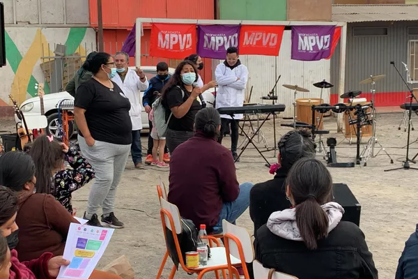 Convencionales chilenos se reúnen con población migrante en Antofagasta Convencionales chilenos se reúnen con población migrante en Antofagasta - Sputnik Mundo