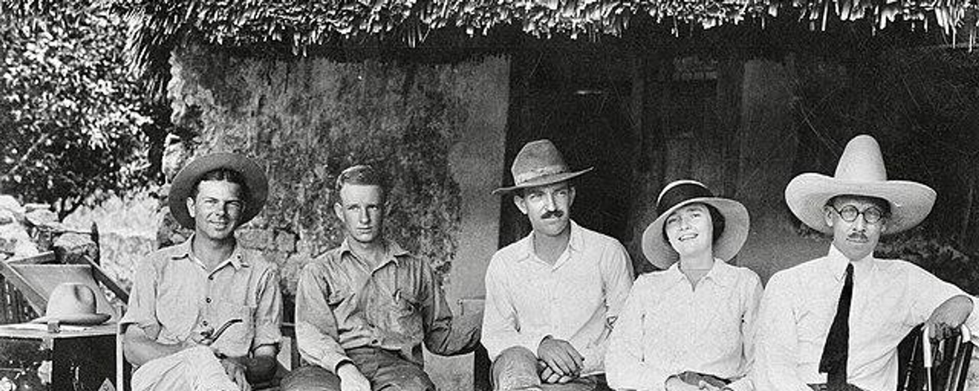 De sombrero mexicano en el extremo derecho de la imagen, Sylvanus Morley. De sombrero mexicano en el extremo derecho de la imagen, Sylvanus Morley. - Sputnik Mundo, 1920, 18.05.2022