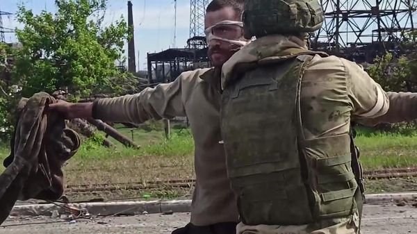 Un militar ruso examina a un soldado ucraniano que se rindió en la planta siderúrgica Azovstal en Mariúpol Un militar ruso examina a un soldado ucraniano que se rindió en la planta siderúrgica Azovstal en Mariúpol - Sputnik Mundo