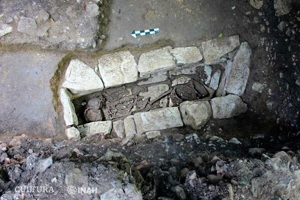 El esqueleto en la tumba en posición decúbito. - Sputnik Mundo