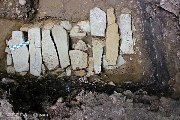 La tumba tipo cista con los restos de una mujer junto con algunas ofrendas funerarias finas hechas de piedra y obsidiana. - Sputnik Mundo