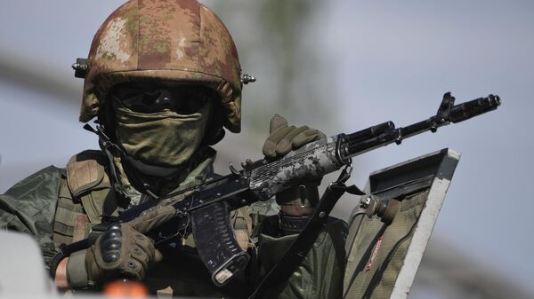 Un militar ruso en Ucrania - Sputnik Mundo