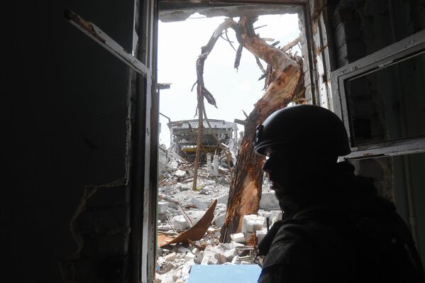 Tras la salida de Azovstal y la rendición de todos los militares ucranianos allí, los desminadores se pusieron a trabajar. - Sputnik Mundo