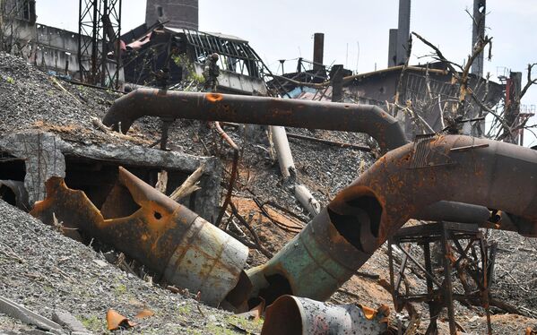 Los zapadores detectan y desactivan los campos de minas y las trampas de minas antipersona con las que las fuerzas de seguridad ucranianas habían minado todo el perímetro de la empresa y los edificios de su territorio. - Sputnik Mundo