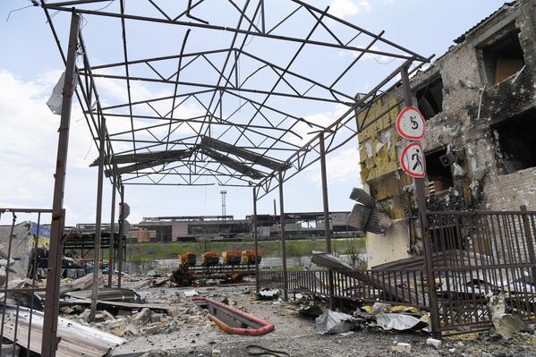 El territorio de la planta de Azovstal, construida durante el gobierno soviético en la década de 1930, se convirtió en el principal foco de la resistencia ucraniana en Mariúpol. Tomando a los civiles como rehenes, los combatientes de la 36ª Brigada de Marines de las Fuerzas Armadas de Ucrania y del regimiento nazi Azov (proscrito en Rusia) se escondieron en sus refugios subterráneos. - Sputnik Mundo