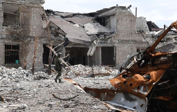 El Ejército ruso tomó el control total de toda la zona industrial de Azovstal, con una superficie de unos 11 kilómetros cuadrados, que durante los 8 años de guerra en Donbás se había convertido en una auténtica zona de estacionamiento con emplazamientos militares, almacenes y refugios subterráneos de varias plantas. - Sputnik Mundo