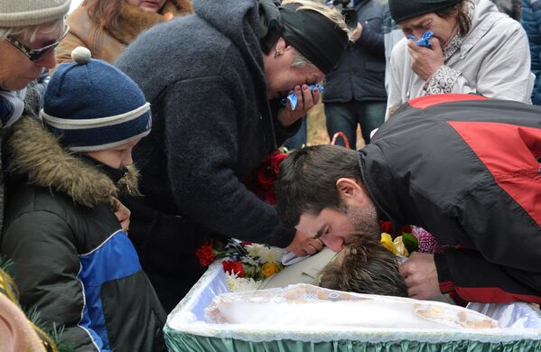 El 5 de noviembre de 2014, el Ejército ucraniano bombardeó una escuela en el distrito de Kúibishevski de Donetsk. Dos niños, que jugaban fútbol en el patio de una escuela, murieron con heridas causadas por el ataque. - Sputnik Mundo