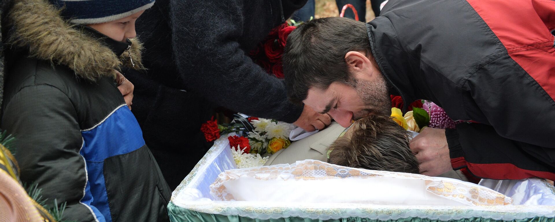 Прощание со школьниками, погибшими при артобстреле школы в Донецке - Sputnik Mundo, 1920, 11.06.2022