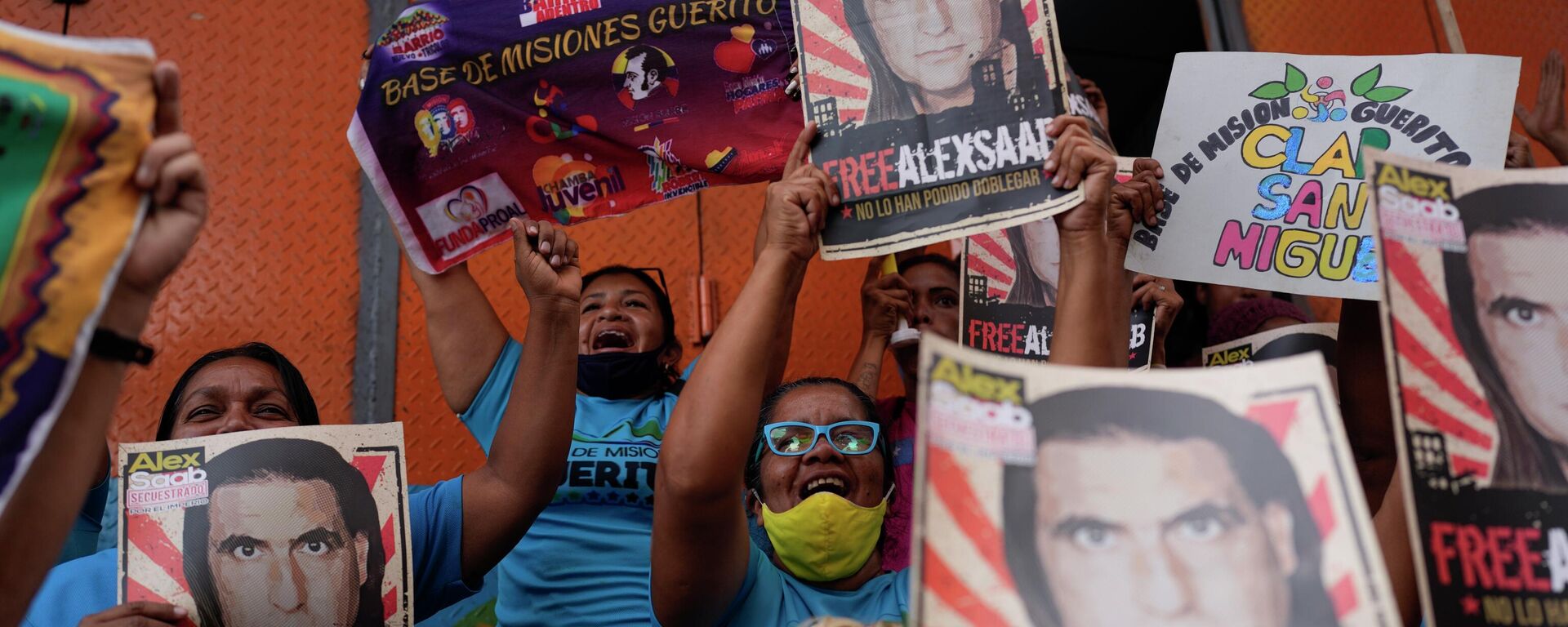 Los manifestantes sostienen carteles con la imagen de Alex Saab - Sputnik Mundo, 1920, 22.09.2023