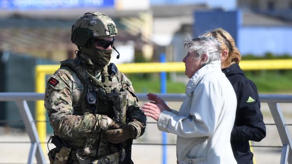 Un militar ruso en la ciudad de Skadovsk durante la operación especial militar rusa Un militar ruso en la ciudad de Skadovsk durante la operación especial militar rusa - Sputnik Mundo
