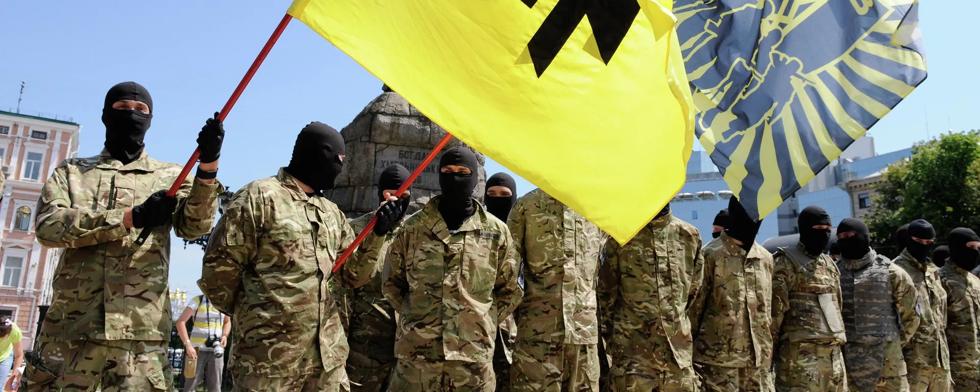Бойцы батальона “Азов” принимают присягу на верность Украине на Софийской площади в Киеве перед отправкой на Донбасс Бойцы батальона “Азов” принимают присягу на верность Украине на Софийской площади в Киеве перед отправкой на Донбасс - Sputnik Mundo, 1920, 26.05.2022
