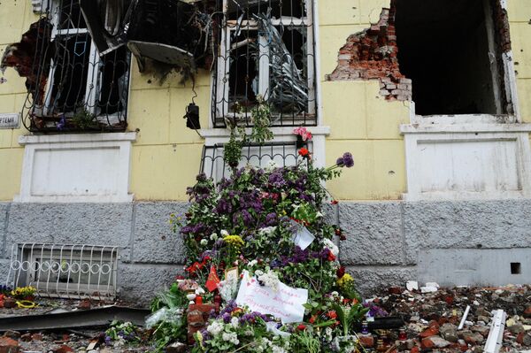 El 9 de mayo de 2014, después de la marcha dedicada a la celebración del Día de la Victoria sobre el nazismo, las unidades de la Guardia Nacional junto a los militantes del batallón Azov llegaron a Mariúpol y asaltaron con lanzagranadas el edificio del Departamento de la Policía de la ciudad donde había empleados que se habían negado a cumplir las órdenes del régimen de Kiev. En aquel entonces murieron 13 personas, entre policías y civiles, y el Departamento de la Policía fue quemado.En la foto: flores y velas en memoria de los muertos en el edificio del Departamento de la Policía de la ciudad de Mariúpol, 9 de mayo de 2014. - Sputnik Mundo