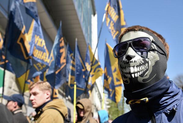 La ideología de Azov atrajo a los fanáticos del fútbol y partidarios de organizaciones nacionalistas ucranianas como OUN, Los Cien de Jesucristo y la Hermandad del Rifle Cosaco a sus filas.En la foto: una concentración de los radicales en Kiev, Ucrania, 2017. - Sputnik Mundo