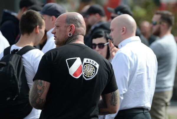 No se puede explicar cómo es que el &#x27;mundo civilizado&#x27; no notó a los batallones neonazis que con sus típicos símbolos marchaban abiertamente por las calles de la ciudad europea. En 2015, el Congreso de EEUU prohibió al Pentágono entrenar y equipar al batallón Azov, calificándolo de &quot;una formación nazi macabra&quot;. Sin embargo, siete años después, Occidente intenta presentar a los neonazis como &quot;héroes valientes&quot; y &quot;defensores de Mariúpol&quot;.En la foto: un neonazi con el emblema del batallón Azov pasea en Berlín durante el aniversario de la muerte de Rudolf Hess, 2017. - Sputnik Mundo