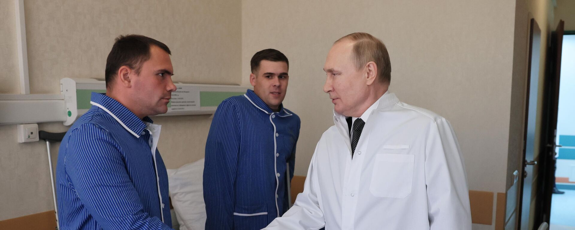 Vladímir Putin, el presidente ruso, visita a militares heridos durante la operación en Ucrania Vladímir Putin, el presidente ruso, visita a militares heridos durante la operación en Ucrania - Sputnik Mundo, 1920, 25.05.2022