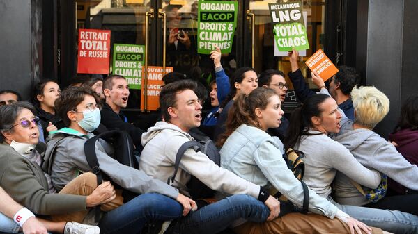 Los activistas de Greenpeace interrumpen la reunión anual del consorcio TotalEnergies en París - Sputnik Mundo