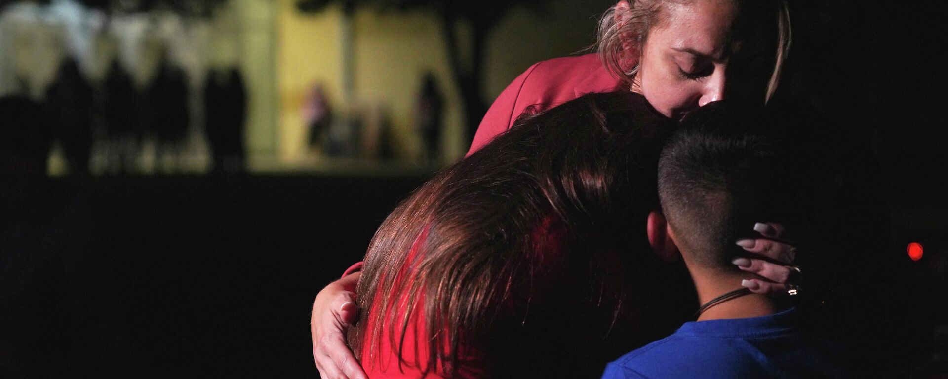 La gente tras el tiroteo en una escuela primaria de la ciudad de Uvalde - Sputnik Mundo, 1920, 08.06.2022