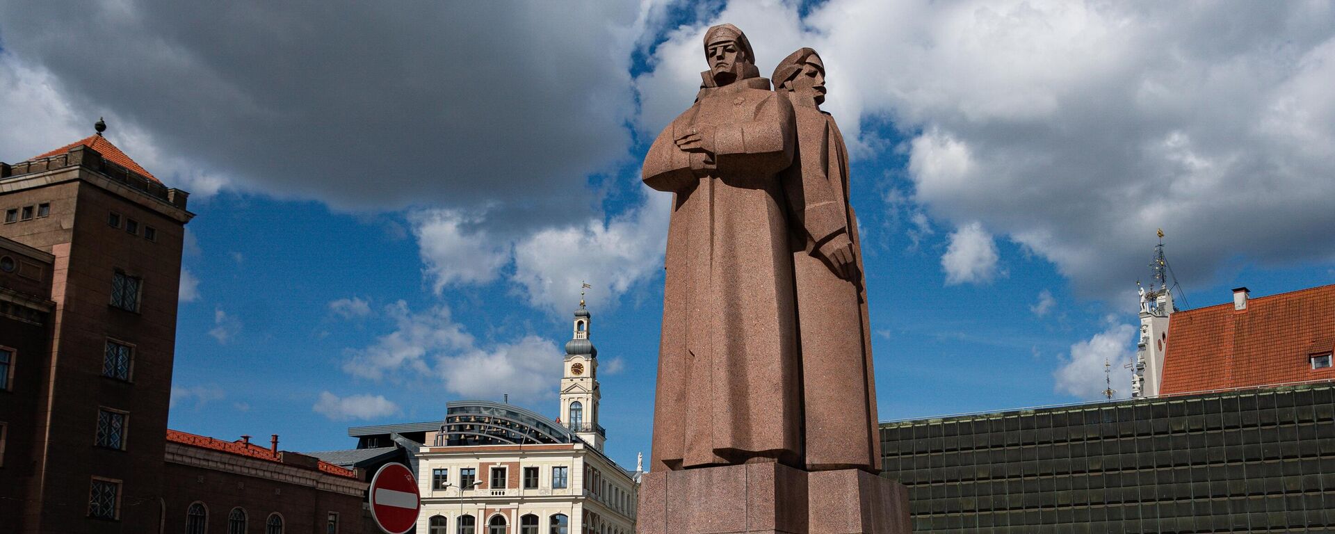  Agentes de policía cerca de un monumento a los guerreros-liberadores soviéticos  - Sputnik Mundo, 1920, 26.05.2022