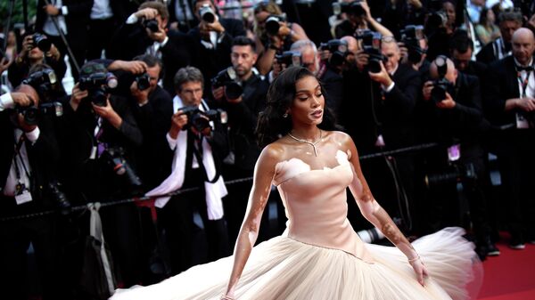 La supermodelo Winnie Harlow posa para los fotógrafos antes del estreno de la película biográfica 'Elvis' en el 75º Festival Internacional de Cine de Cannes, Francia. - Sputnik Mundo