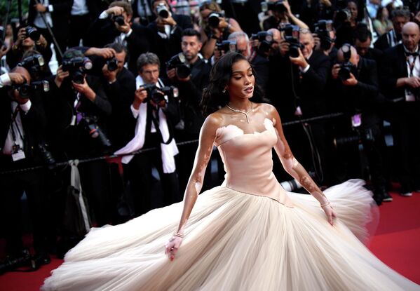 La supermodelo Winnie Harlow posa para los fotógrafos antes del estreno de la película biográfica 'Elvis' en el 75º Festival Internacional de Cine de Cannes, Francia. - Sputnik Mundo