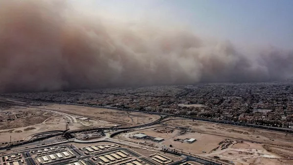 Fotografía aérea de una tormenta de arena que se acerca a Kuwait. Fotografía aérea de una tormenta de arena que se acerca a Kuwait. - Sputnik Mundo