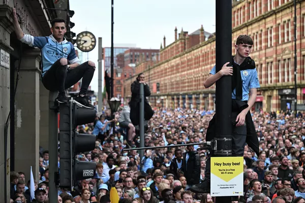Los hinchas del Manchester City FC dan la bienvenida a su equipo favorito después de ganar la Premier League en Manchester, Reino Unido. Los hinchas del Manchester City FC dan la bienvenida a su equipo favorito después de ganar la Premier League en Manchester, Reino Unido. - Sputnik Mundo