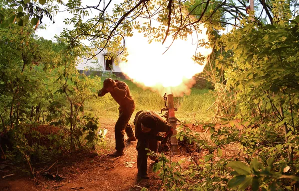 Los combatientes de la República Popular de Lugansk disparan contra posiciones de las Fuerzas Armadas de Ucrania cerca de la aldea de Nízhneye. Los combatientes de la República Popular de Lugansk disparan contra posiciones de las Fuerzas Armadas de Ucrania cerca de la aldea de Nízhneye. - Sputnik Mundo
