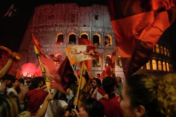Los hinchas del AS Roma celebran la victoria de su сlub sobre Feyenoord en la final de la Liga Europa Conferencia de la UEFA, que tuvo lugar en Tirana, Albania. Los hinchas del AS Roma celebran la victoria de su сlub sobre Feyenoord en la final de la Liga Europa Conferencia de la UEFA, que tuvo lugar en Tirana, Albania. - Sputnik Mundo