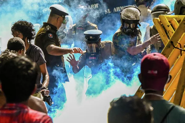 La Policía rocía gas lacrimógeno a los activistas durante una protesta estudiantil en Colombo, Sri Lanka. Los manifestantes exigen la dimisión del presidente de Sri Lanka, Gotabaya Rajapaksa, debido a la grave crisis económica del país. La Policía rocía gas lacrimógeno a los activistas durante una protesta estudiantil en Colombo, Sri Lanka. Los manifestantes exigen la dimisión del presidente de Sri Lanka, Gotabaya Rajapaksa, debido a la grave crisis económica del país. - Sputnik Mundo