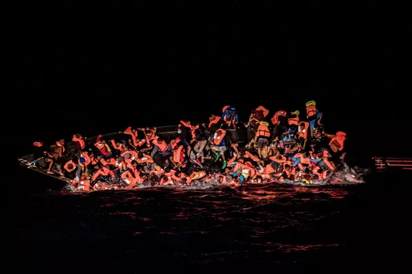 El 25 de mayo un barco que transportaba a decenas de migrantes ilegales a Europa se volcó frente a las costas de Túnez. Unos 110 pasajeros fueron rescatados por la organización no gubernamental Open Arms. El 25 de mayo un barco que transportaba a decenas de migrantes ilegales a Europa se volcó frente a las costas de Túnez. Unos 110 pasajeros fueron rescatados por la organización no gubernamental Open Arms. - Sputnik Mundo