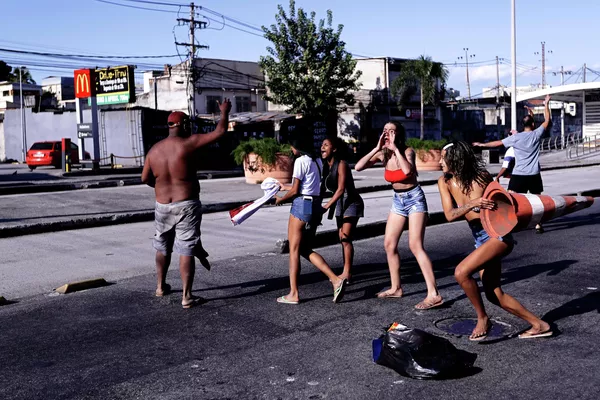 Vecinos de las favelas protestan frente al hospital Getúlio Vargas de Río de Janeiro tras una operación policial en la favela Vila Cruzeiro en la que murieron 25 personas, entre ellas una mujer de 41 años y un adolescente. Vecinos de las favelas protestan frente al hospital Getúlio Vargas de Río de Janeiro tras una operación policial en la favela Vila Cruzeiro en la que murieron 25 personas, entre ellas una mujer de 41 años y un adolescente. - Sputnik Mundo