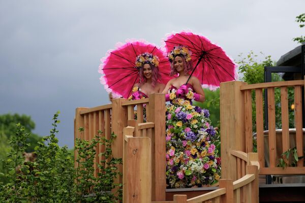 Unas promotoras en la exhibición de flores en Chelsea, Londres. - Sputnik Mundo