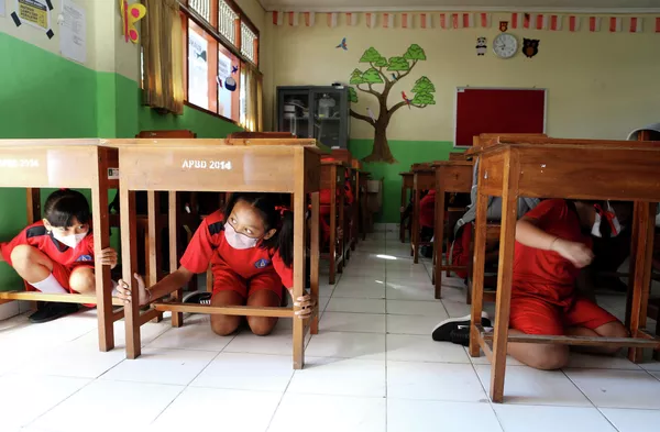 Estudiantes de una primaria en Bali practican acciones en caso de un fuerte terremoto o tsunami. Estudiantes de una primaria en Bali practican acciones en caso de un fuerte terremoto o tsunami. - Sputnik Mundo
