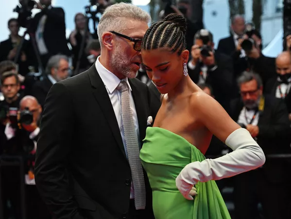 El actor Vincent Cassel y su novia, la modelo Tina Kunakey, antes del estreno de la película 'Crimes Of the Future' en el 75º Festival Internacional de cine de Cannes, Francia. El actor Vincent Cassel y su novia, la modelo Tina Kunakey, antes del estreno de la película 'Crimes Of the Future' en el 75º Festival Internacional de cine de Cannes, Francia. - Sputnik Mundo