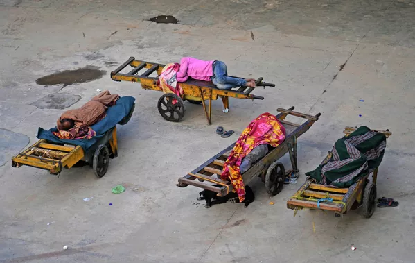 Los maleteros duermen en sus carros cerca de una estación de tren en Nueva Deli, India. Los maleteros duermen en sus carros cerca de una estación de tren en Nueva Deli, India. - Sputnik Mundo