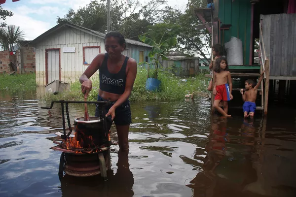 Una residente de Iranduba, estado de Amazonas, Brasil, prepara la comida para su familia en el patio de una casa inundada debido a la crecida del Río Negro.
Una residente de Iranduba, estado de Amazonas, Brasil, prepara la comida para su familia en el patio de una casa inundada debido a la crecida del Río Negro.
- Sputnik Mundo