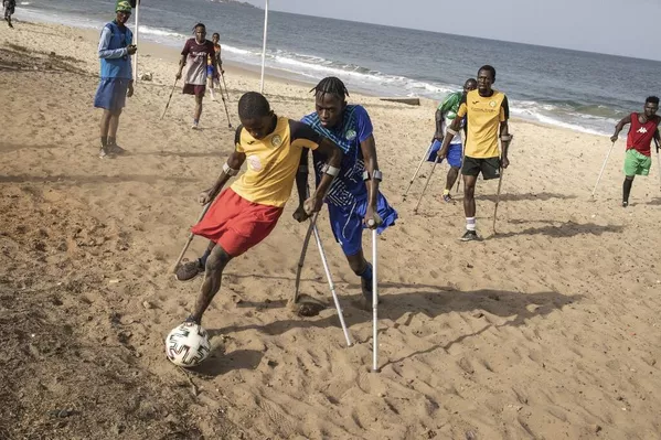 Miembros del equipo de fútbol de la Asociación Deportiva de Amputados de una pierna de Sierra Leona durante un entrenamiento en Freetown. Miembros del equipo de fútbol de la Asociación Deportiva de Amputados de una pierna de Sierra Leona durante un entrenamiento en Freetown. - Sputnik Mundo