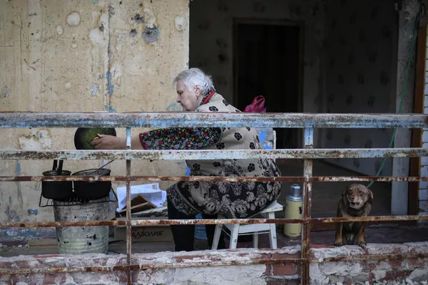 Una mujer prepara la comida en el balcón de un edificio de apartamentos en Mariúpol, en la República Popular de Donetsk. Una mujer prepara la comida en el balcón de un edificio de apartamentos en Mariúpol, en la República Popular de Donetsk. - Sputnik Mundo