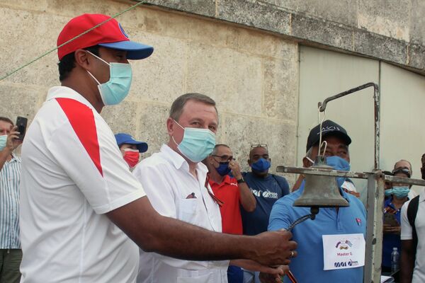 Raúl Fornés, dirigente deportivo cubano, Andrei Guskov, embajador de Rusia en Cuba y Arnaldo Tamayo, primer cosmonauta latinoamericano, dan la arranca a la Carrera de la Amistad - Sputnik Mundo