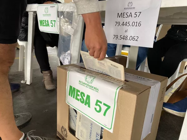 Según la Registraduría, 39 millones de colombianos están habilitados para votar (más de 20 millones son hombres y más de 18 millones mujeres). Cada ciudadano depositó su propia papeleta. Según la Registraduría, 39 millones de colombianos están habilitados para votar (más de 20 millones son hombres y más de 18 millones mujeres). Cada ciudadano depositó su propia papeleta. - Sputnik Mundo