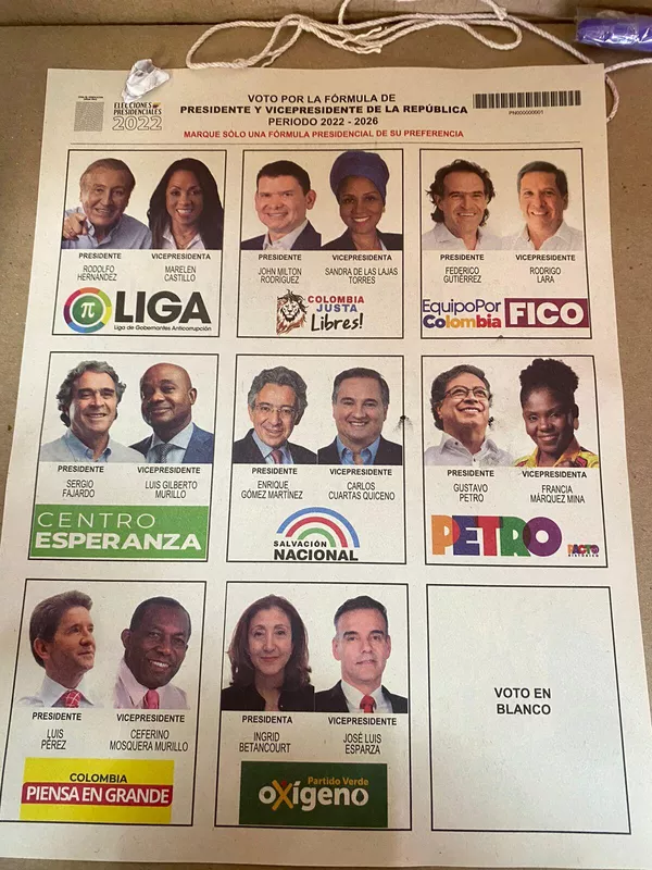 Este fue el tarjetón que se le entregó a los colombianos para la primera vuelta de las elecciones presidenciales. Este fue el tarjetón que se le entregó a los colombianos para la primera vuelta de las elecciones presidenciales. - Sputnik Mundo