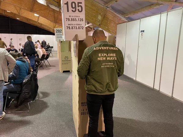 Un hombre votando en Corferias, el puesto de votación más grande del país. Un hombre votando en Corferias, el puesto de votación más grande del país. - Sputnik Mundo