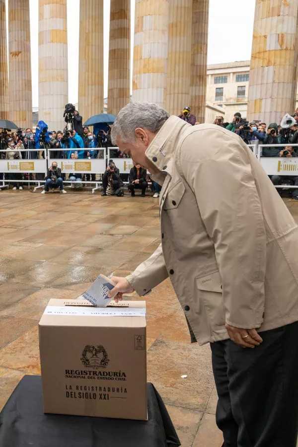 El presidente Iván Duque abrió la jornada de votación a las 8:00 a.m. Fue el primero en votar en la mesa 1 ubicada en la Plaza de Bolívar. El presidente Iván Duque abrió la jornada de votación a las 8:00 a.m. Fue el primero en votar en la mesa 1 ubicada en la Plaza de Bolívar. - Sputnik Mundo