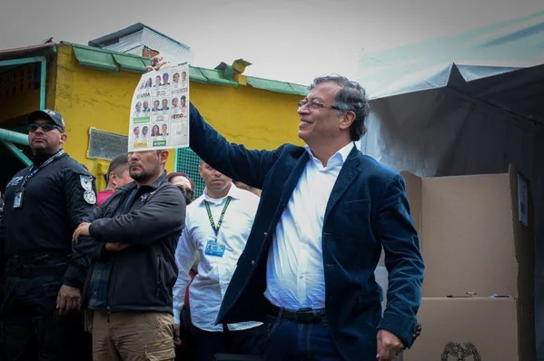 Luego de las 1o de la mañana, Gustavo Petro, líder de la izquierda colombiana y favorito en estas elecciones, votó en el sur de Bogotá. Su ejercicio democrático se demoró más de lo esperado, pues dejó su documento de identidad en la casa. Luego de las 1o de la mañana, Gustavo Petro, líder de la izquierda colombiana y favorito en estas elecciones, votó en el sur de Bogotá. Su ejercicio democrático se demoró más de lo esperado, pues dejó su documento de identidad en la casa. - Sputnik Mundo