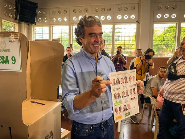 Sergio Fajardo, candidato de la Coalición Centro Esperanza, votó en la mañana en Medellín. Sergio Fajardo, candidato de la Coalición Centro Esperanza, votó en la mañana en Medellín. - Sputnik Mundo