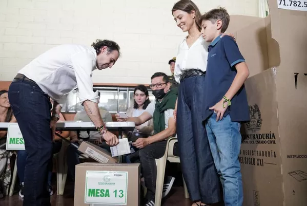 Federico Gutiérrez, candidato de la derecha, estuvo en su puesto de votación, en Medellín, junto a su familia. Federico Gutiérrez, candidato de la derecha, estuvo en su puesto de votación, en Medellín, junto a su familia. - Sputnik Mundo